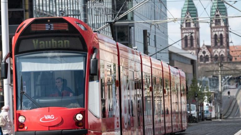 Aufwendige Rettung: Junge verunglückt an Freiburger Straßenbahnhaltestelle