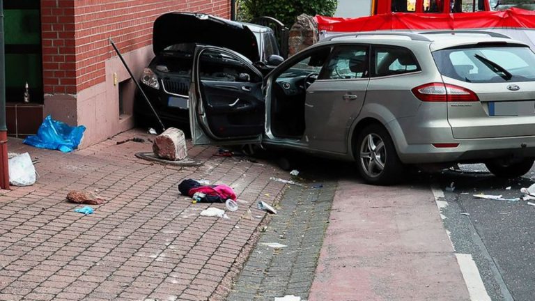 Auto fährt in Menschengruppe: Wagen fährt in Gruppe feiernder Menschen - Leichtverletzte