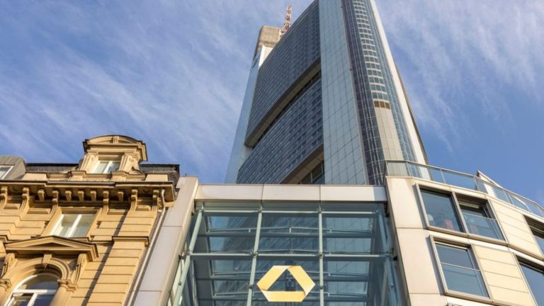 Bankenbranche: Inmitten von Unicredit-Krimi: Commerzbank wechselt Chef aus