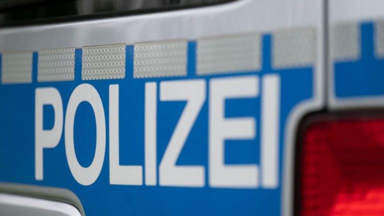 Polizeieinsatz: Mann mit Messer bedroht - Polizei nimmt Verdächtigen fest