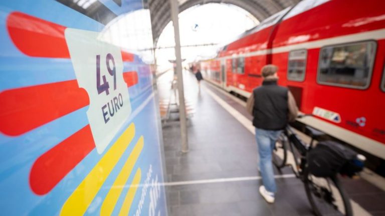 Regional- und Nahverkehr: Teureres D-Ticket: Sozialtarif und Preisgarantie gefordert