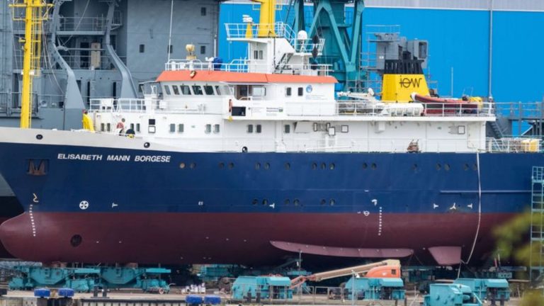 Ostsee: Forschungsschiff und "Arbeitspferd" zur Reparatur auf Werft