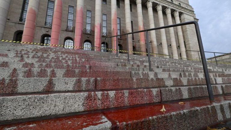 Aktion von Klimaaktivisten: Finnischer Reichstag mit blutroter Farbe besprüht