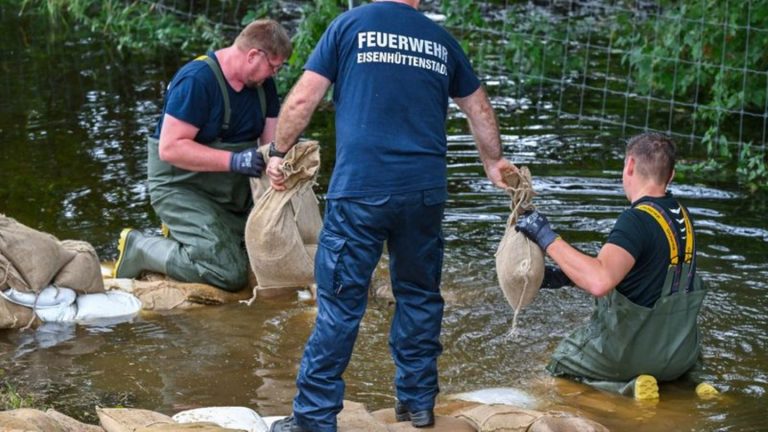 Überflutungsgefahr: Oder-Region in Alarmstimmung - Helfer im Dauereinsatz