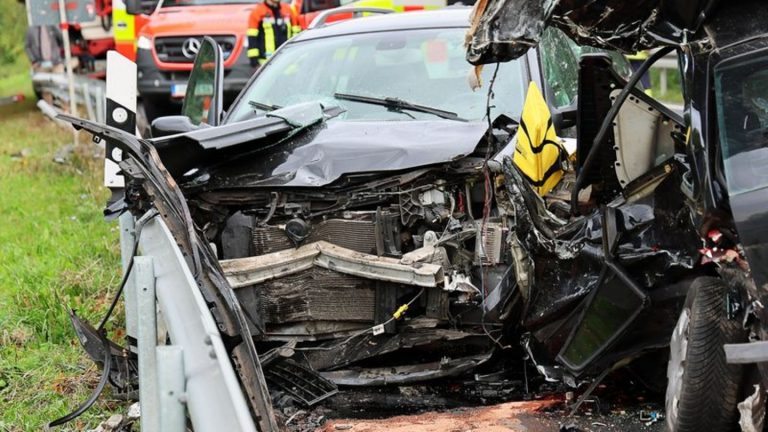 Landkreis Aschaffenburg: Frontalzusammenstoß mit Lkw - Autofahrer stirbt