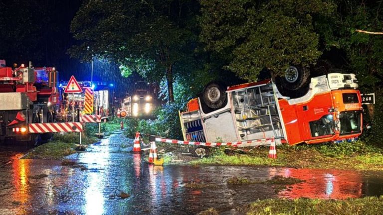 Unfall: Löschfahrzeug überschlägt sich - Feuerwehrleute verletzt