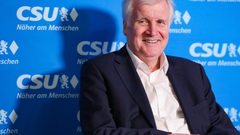 Migration: Seehofer legt Merkel beim Thema Migration Selbstkritik nahe