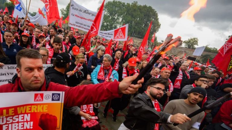 Volkswagen: Proteste bei Tarifrunde, Kritik im Landtag - VW am Pranger