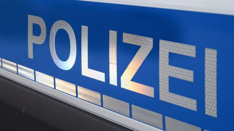 Oberpfalz: Frau von umgestürztem Metalltor verletzt - Mann in U-Haft