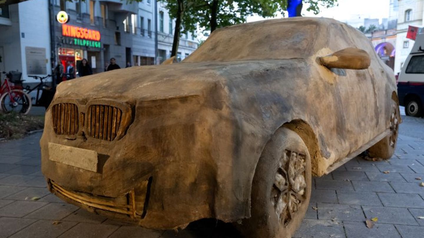 München: Kunst: Verrottende SUV machen auf Versiegelung aufmerksam