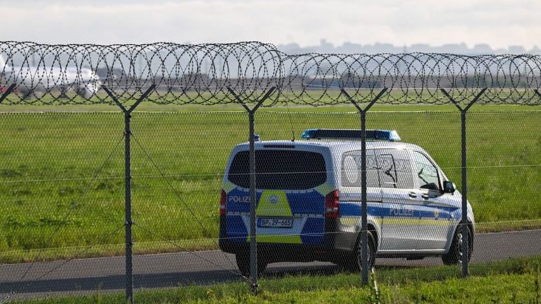 Flüchtiger geschnappt: International gesuchter Verbrecher am Flughafen gefasst