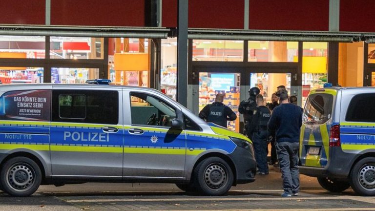 Polizeieinsatz: 43-Jähriger verletzt zwei Männer in Supermarkt