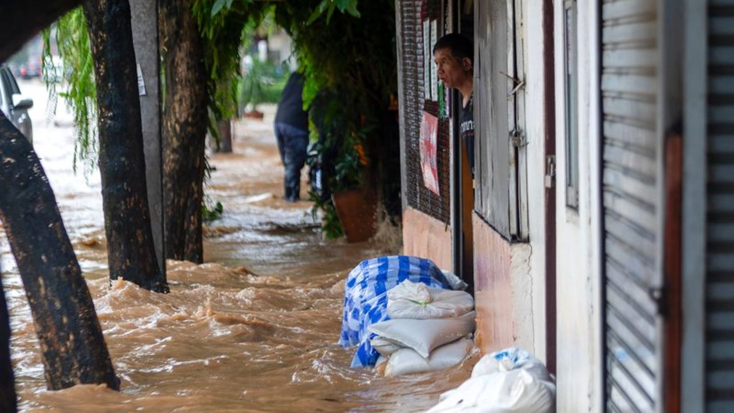 Starkregen in Nordthailand: Überflutungen in Touristenhotspot: Land unter in Chiang Mai