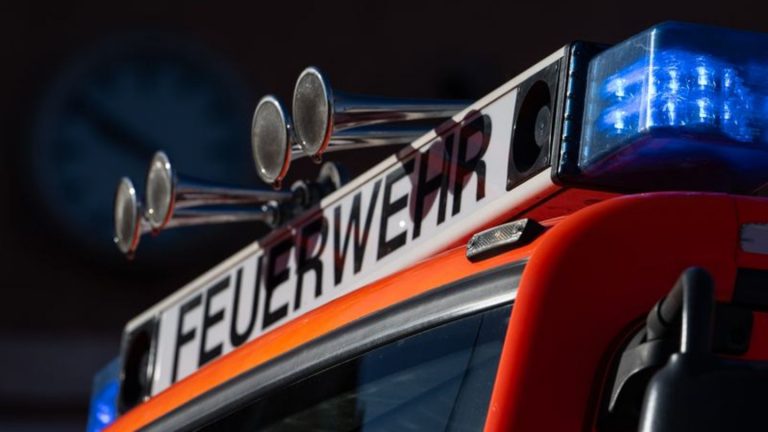 Notfälle: Brand: Person springt aus Haus in Arme eines Passanten