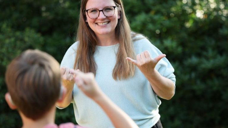 Gehörlosigkeit: Trotz Technik: Gebärdensprache ist wichtig für taube Kinder