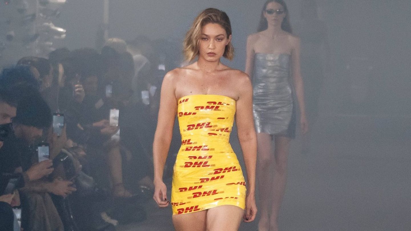 Paris Fashion Week: Super-Model Gigi Hadid stolpert in DHL-Paketband-Kleid auf dem Catwalk