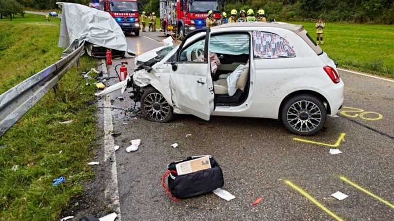 Tödlicher Unfall: Kontrolle über Auto verloren: Zwei Jugendliche sterben