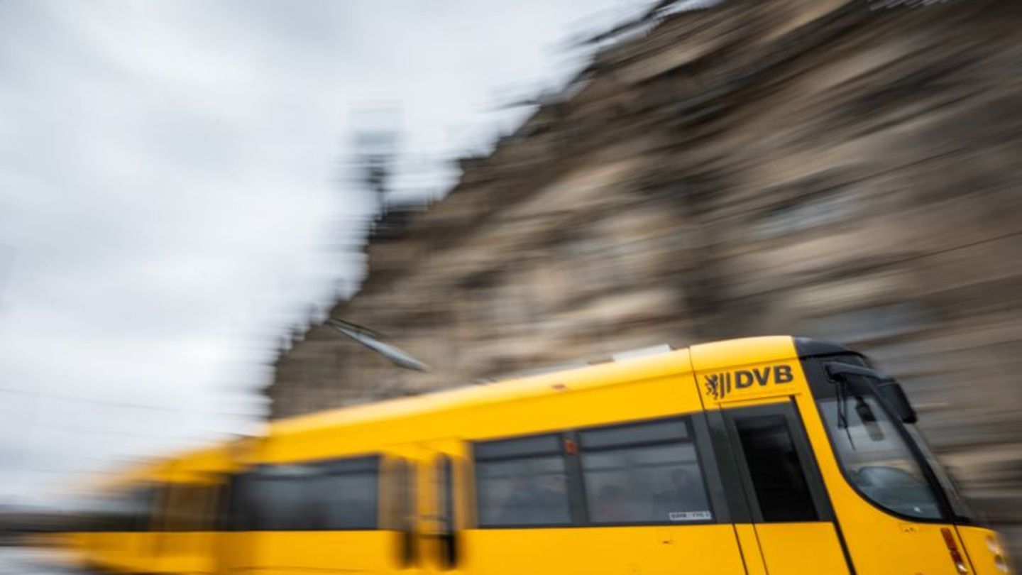 Nahverkehr: Straßenbahnen in Dresden entgleisen nach Zusammenstoß