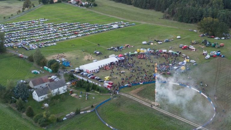 Rekordfeuer: 34 Meter hohes Schwedenfeuer: Rekord in der Oberlausitz