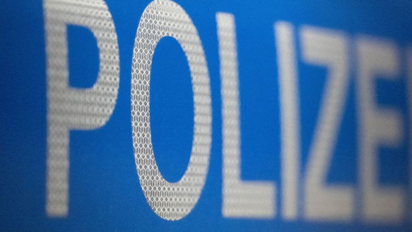 Unfälle: Frau prallt mit Auto frontal in Hauswand