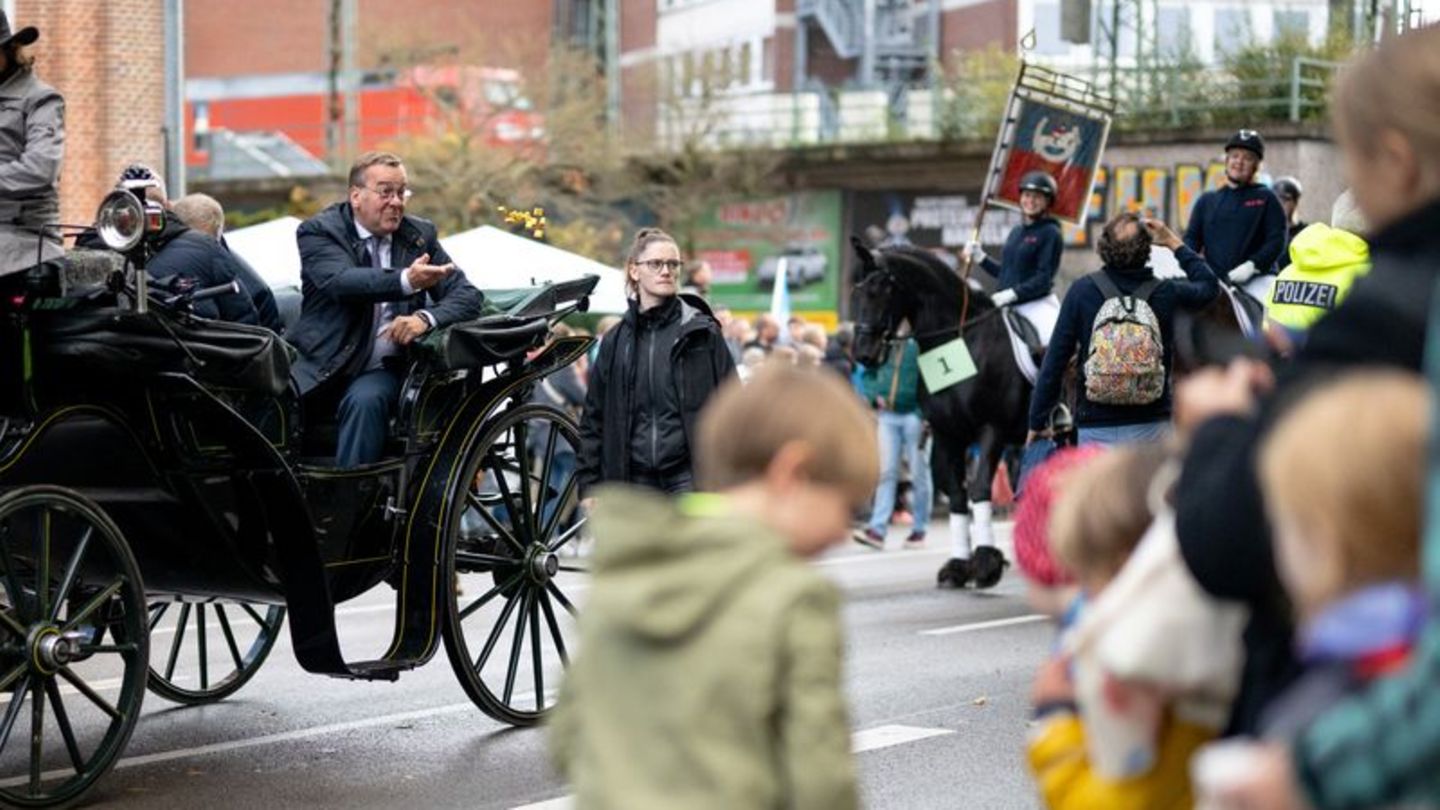 Festumzug Kramermarkt: Karamell und Kritik - Grünkohlkönig Pistorius in Oldenburg