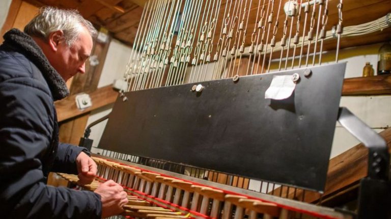 50 Jahre Carillon: Glockenspieler erhält Ehrennadel für langjähriges Engagement