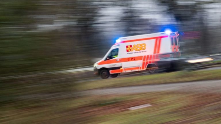 Unfälle: Mann wird von Auto überrollt und lebensgefährlich verletzt