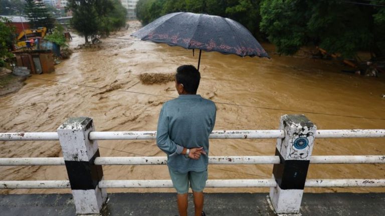 Zerstörerischer Monsun: Überschwemmungen in Nepal: Zahl der Toten steigt über 100