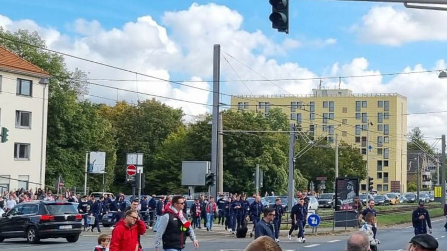 2. Liga: Stau in Köln: KSC-Spieler laufen zu Fuß zum Stadion