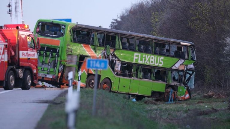 Verkehr: Ermittlungen nach tödlichem Busunfall bei Leipzig dauern an