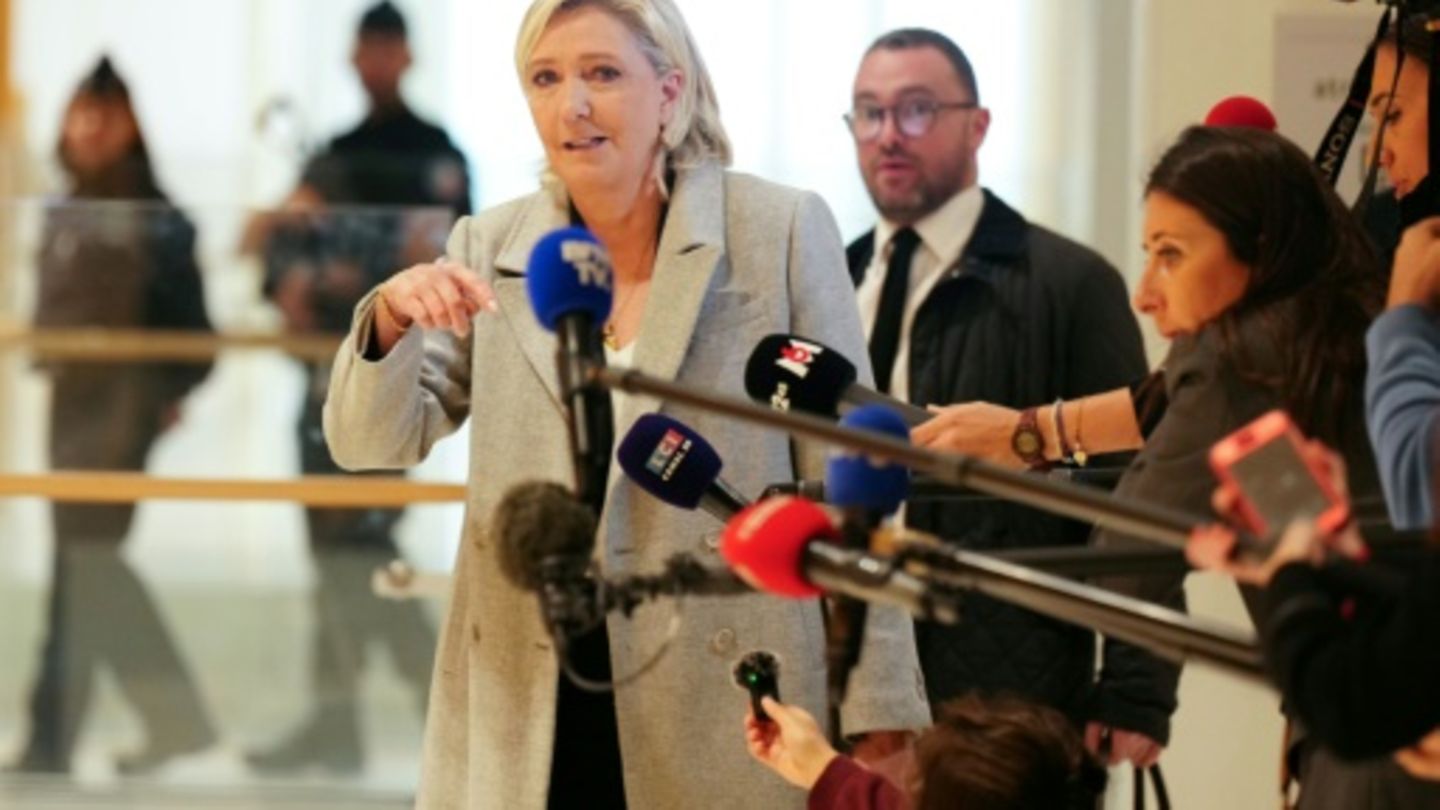 Frankreichs Rechtspopulistin Le Pen weist zum Prozessauftakt Vorwürfe zurück