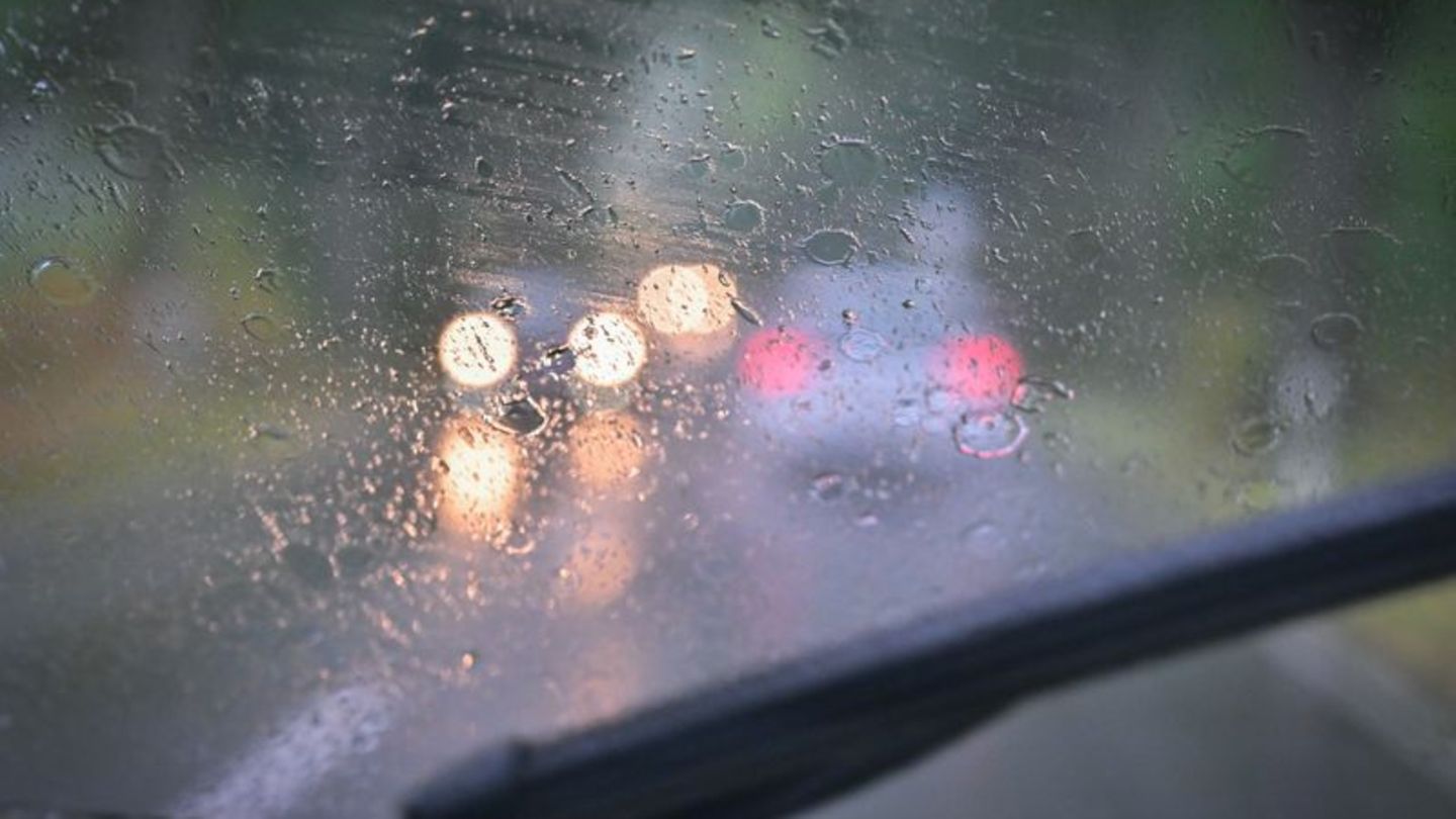 Wetter: Grauer Himmel und Regen in Hessen