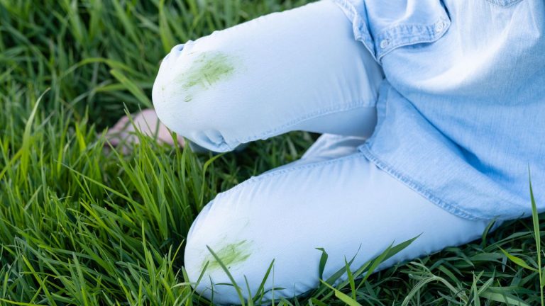 Kleidung und Schuhe: Grasflecken entfernen: Das sind die besten (Haus-)Mittel