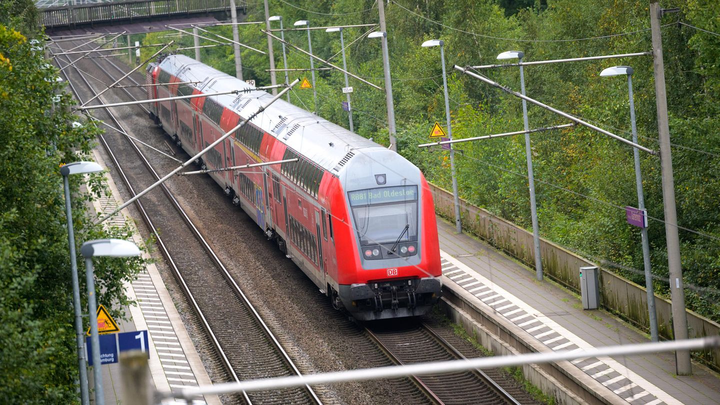 Zugunglück: Regionalbahn rammt Lok: 13 Verletzte in Moers