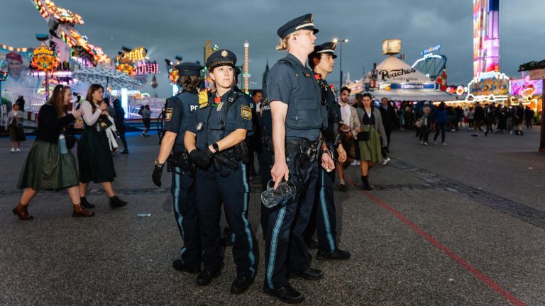 Upskirting auf dem Oktoberfest: Vor dem Teufelsrad stehen sie und filmen. Manche warten, bis ein Rock verrutscht