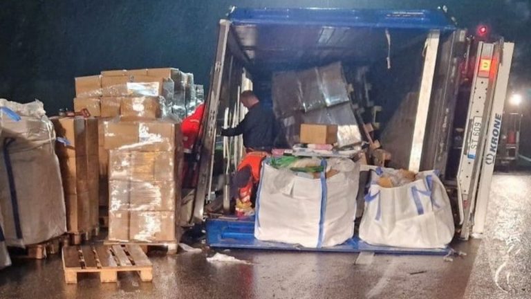 Unfall: Sattelzug kippt auf A3 um und verliert verpackte Bettwäsche