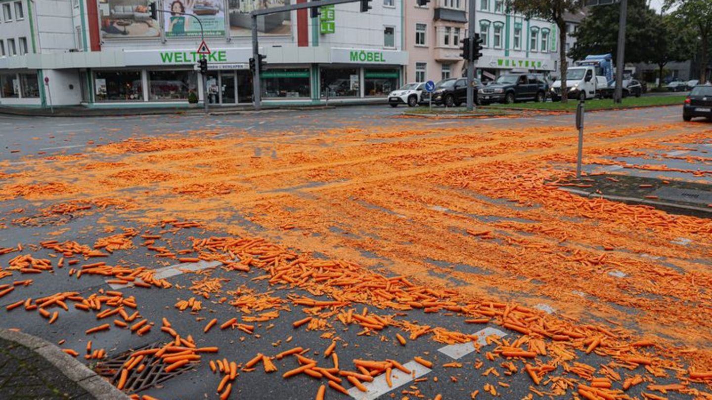 Straße voller Gemüse: Kreuzung ganz orange: Lastwagen verliert tausende Möhren