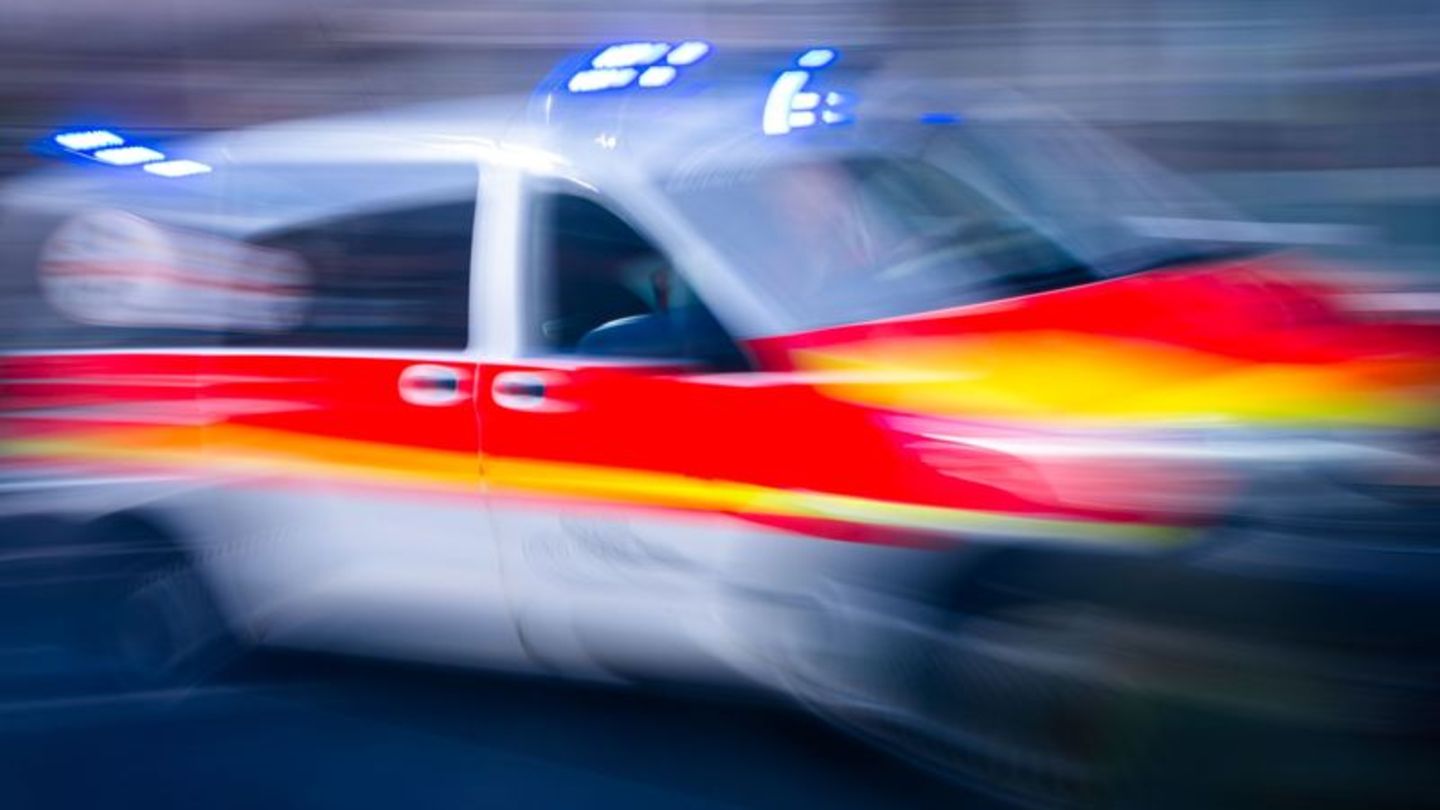 Unfall: Auto prallt in Bielefeld gegen Baum - Fahrer tot