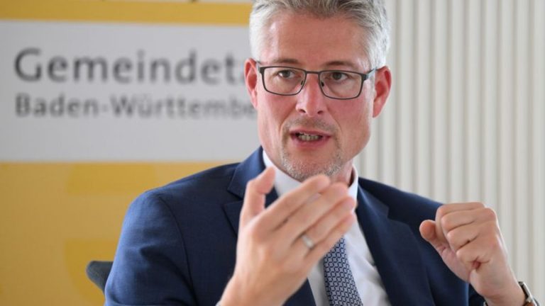 "Bürokratiemonster": Gemeinden: Kretschmann muss Gleichbehandlungsgesetz abräumen