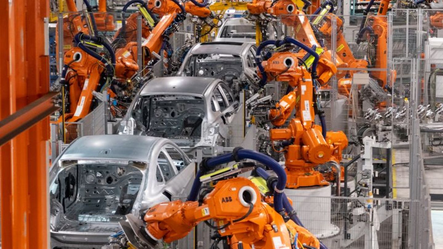 Konjunktur: Ifo: Autoindustrie etwas weniger pessimistisch