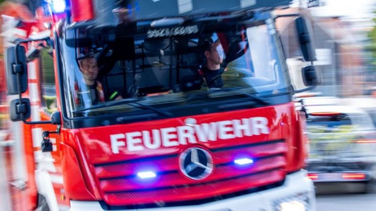 Unfälle: Zug stößt mit Feuerwehrfahrzeug zusammen - sieben Verletzte