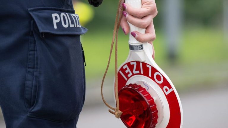 Straßenverkehr: Autofahrer flieht vor Polizei - 100.000 Euro Schaden