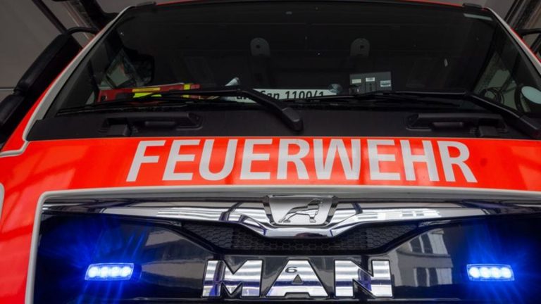 Dach eingestürzt: Großbrand in Produktionsgebäude in Charlottenburg gelöscht