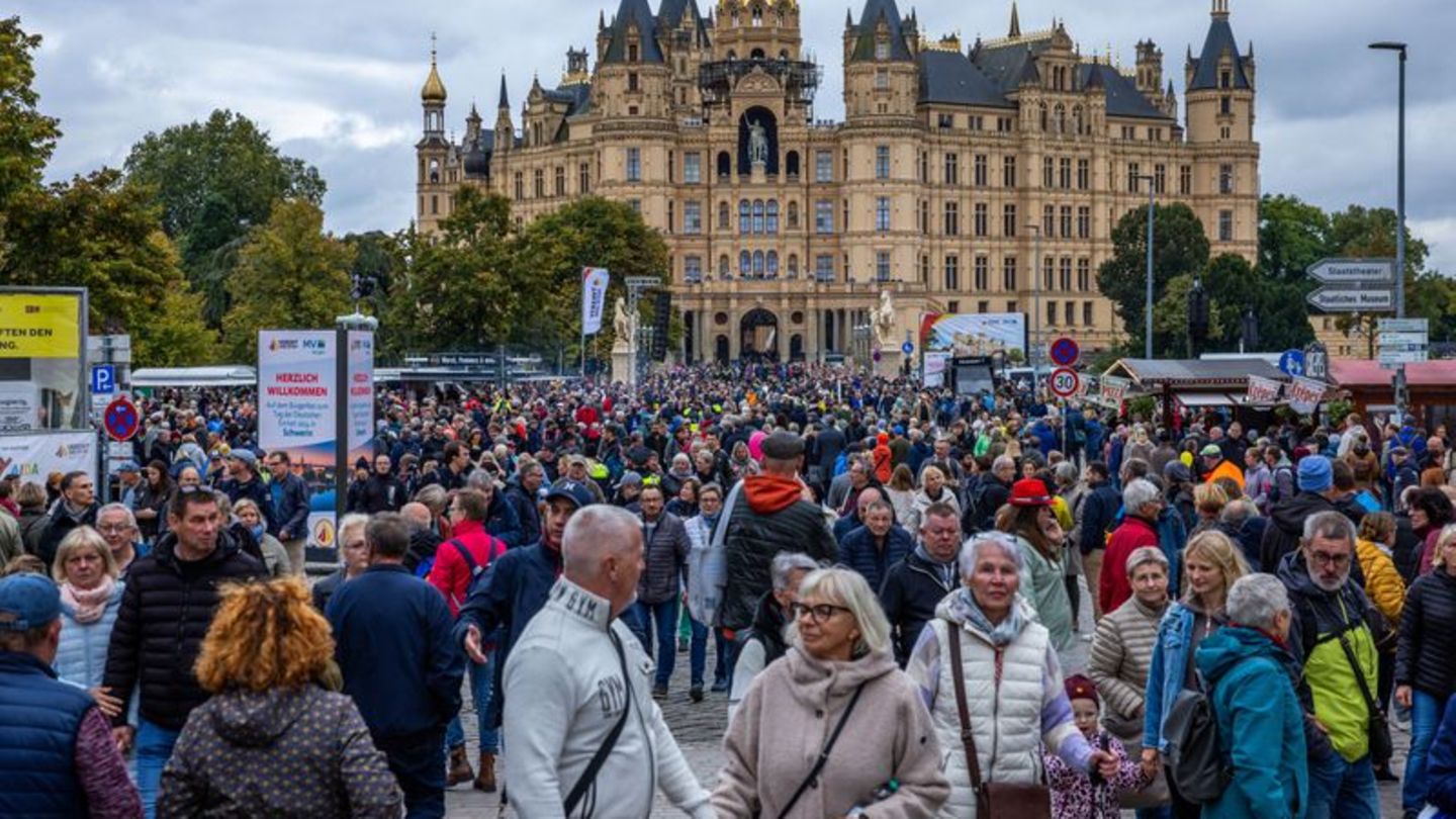 Jahrestag: Tausende feiern Einheitsfest - Scholz: Einheit unvollendet