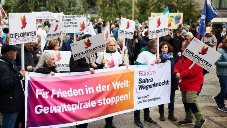 Großdemo in Berlin: "Nie wieder Krieg" - Demonstranten ziehen durch Berlin