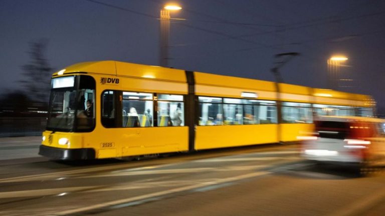 Straßenverkehr: Unfall mit Straßenbahn in Dresden - Frau aus Auto befreit