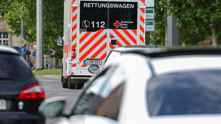 Unfall: Auto mit zwei Teenagern prallt gegen Baum – schwer verletzt