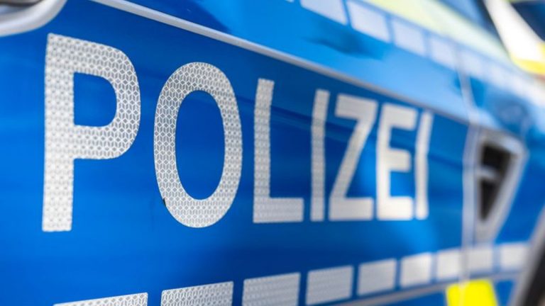 Polizei: Mehrere Autos brennen in Halle - Trio in Verdacht