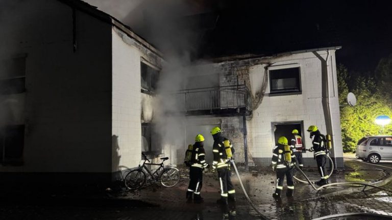 Feuerwehreinsatz: Halbe Million Euro Schaden und zwei Verletzte bei Brand