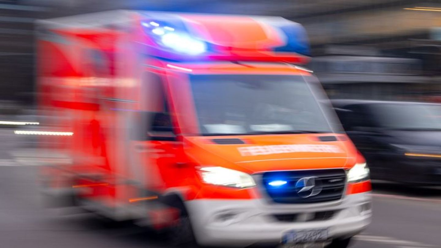 Unfall: Auto überschlägt sich nach Zusammenstoß - sechs Verletzte